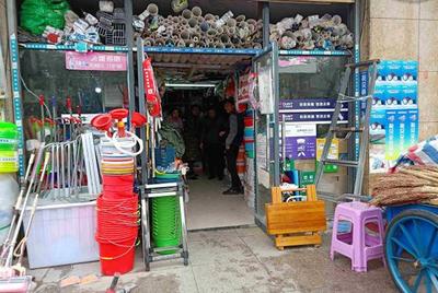 開遍路口的五金店生意慘淡，為何越開越多？理由很簡單